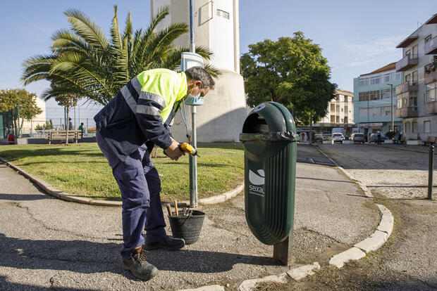papeleiras c cinzeiros
