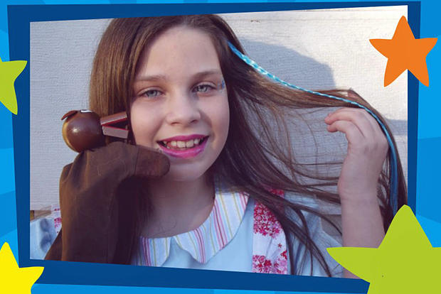 Criança com fantoches