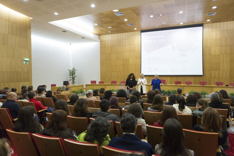 Sessão de À Conversa Com os Pais
