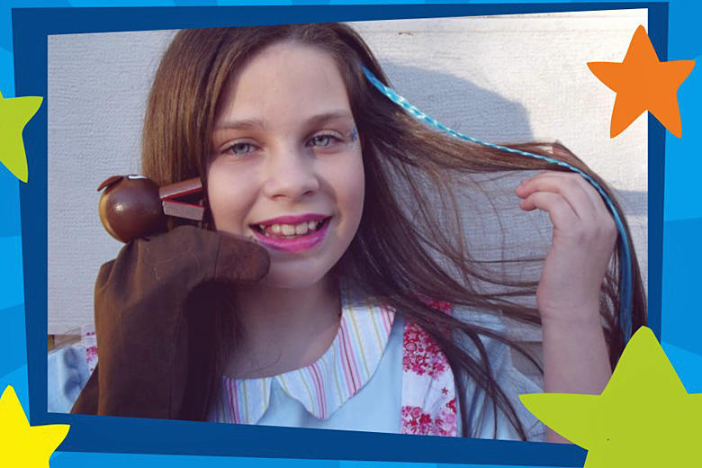 Criança com fantoches